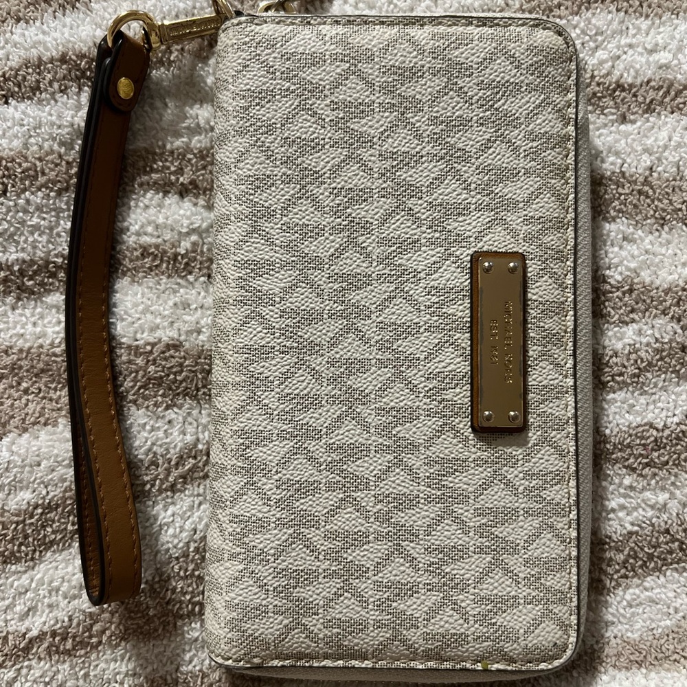 Michael Kors Leather Smartphone Wristlet
